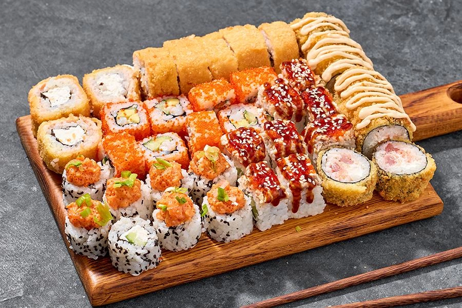 Калифорния ассорти — 32 ролла с крабом, креветкой и лососем, заказать роллы на дом в Ставрополе