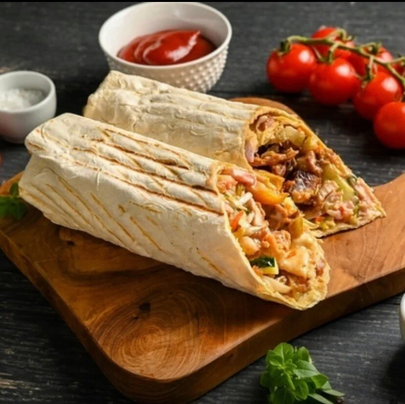 Вегетарианский фалафель-ролл с салатом в тонком хлебе